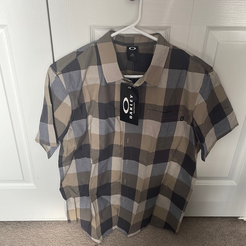 Mens button up short sleeve shirt Oakley vault
